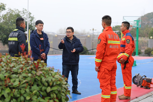 江南平台信息工程系主任李会明一行到市消防救援支队看望实习学生